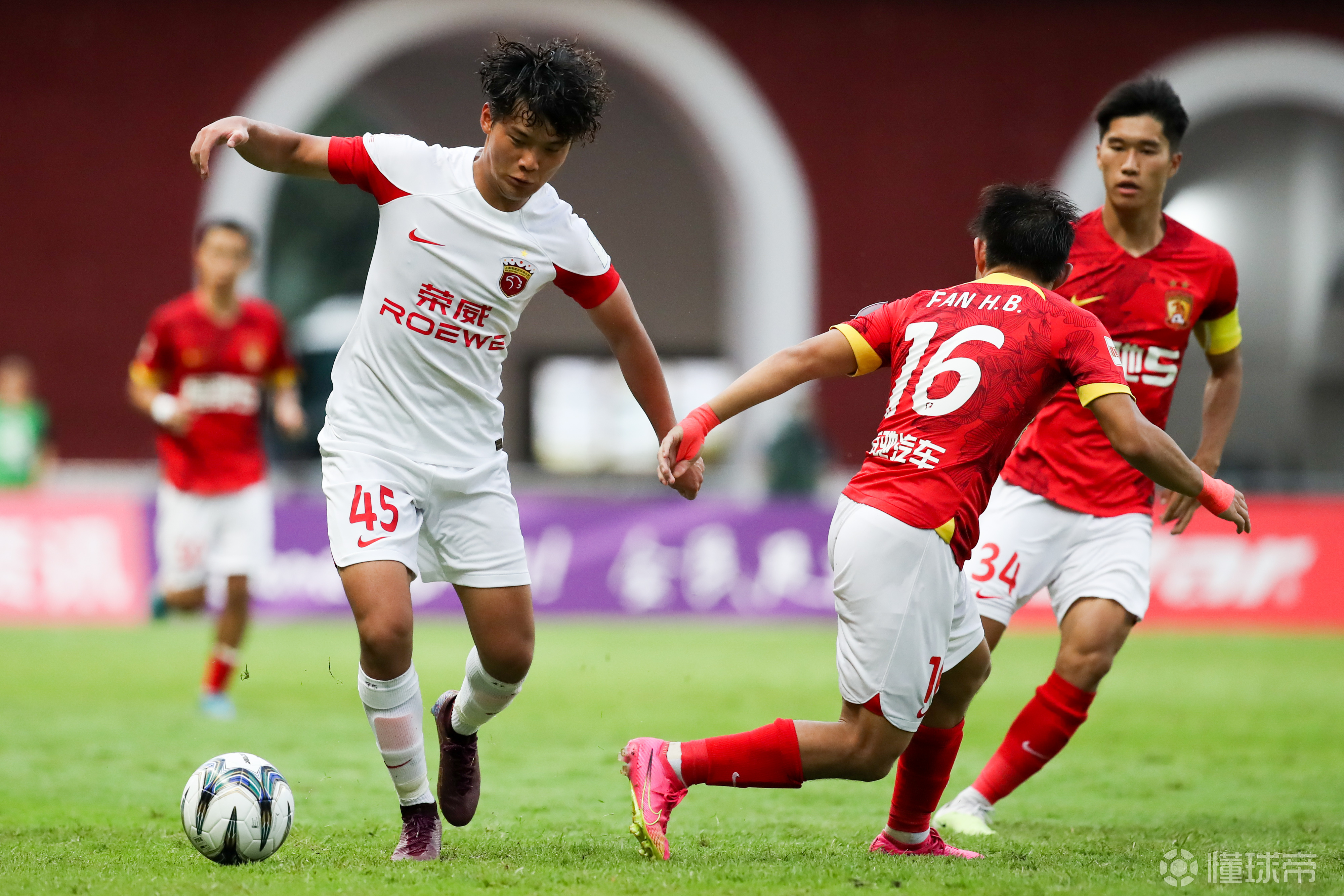 皇家马德里围绕欧超杯门线救险风云突变塞维利亚今晨复出首秀,网友:广州队转会期调整名单(穆里尼奥葡超最新消息) 皇家马德里围绕欧超杯门线救险风云突变塞维利亚今晨复出首秀,网友:广州队转会期调整名单(穆里尼奥葡超最新消息)