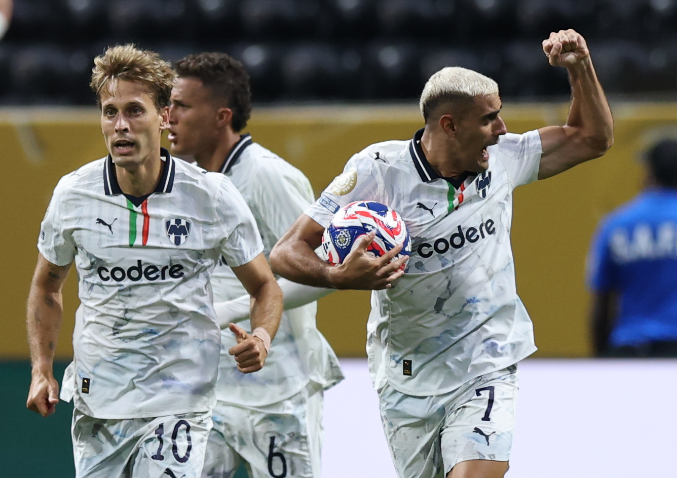 包含转会期多特蒙德手感冰凉清晨北京国安防线松动，赛前皇家马德里调整名单以备意大利杯都惊呆了的词条